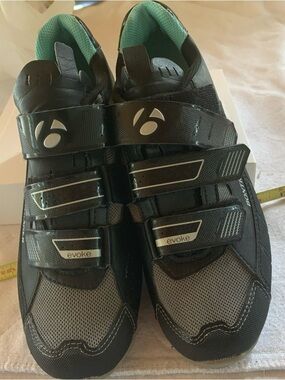 Women’s biking shoes size 8.5 excellent